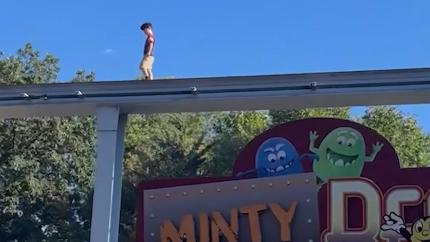 Herói resgata menino que caminhava pelos trilhos de brinquedo em parque aquático