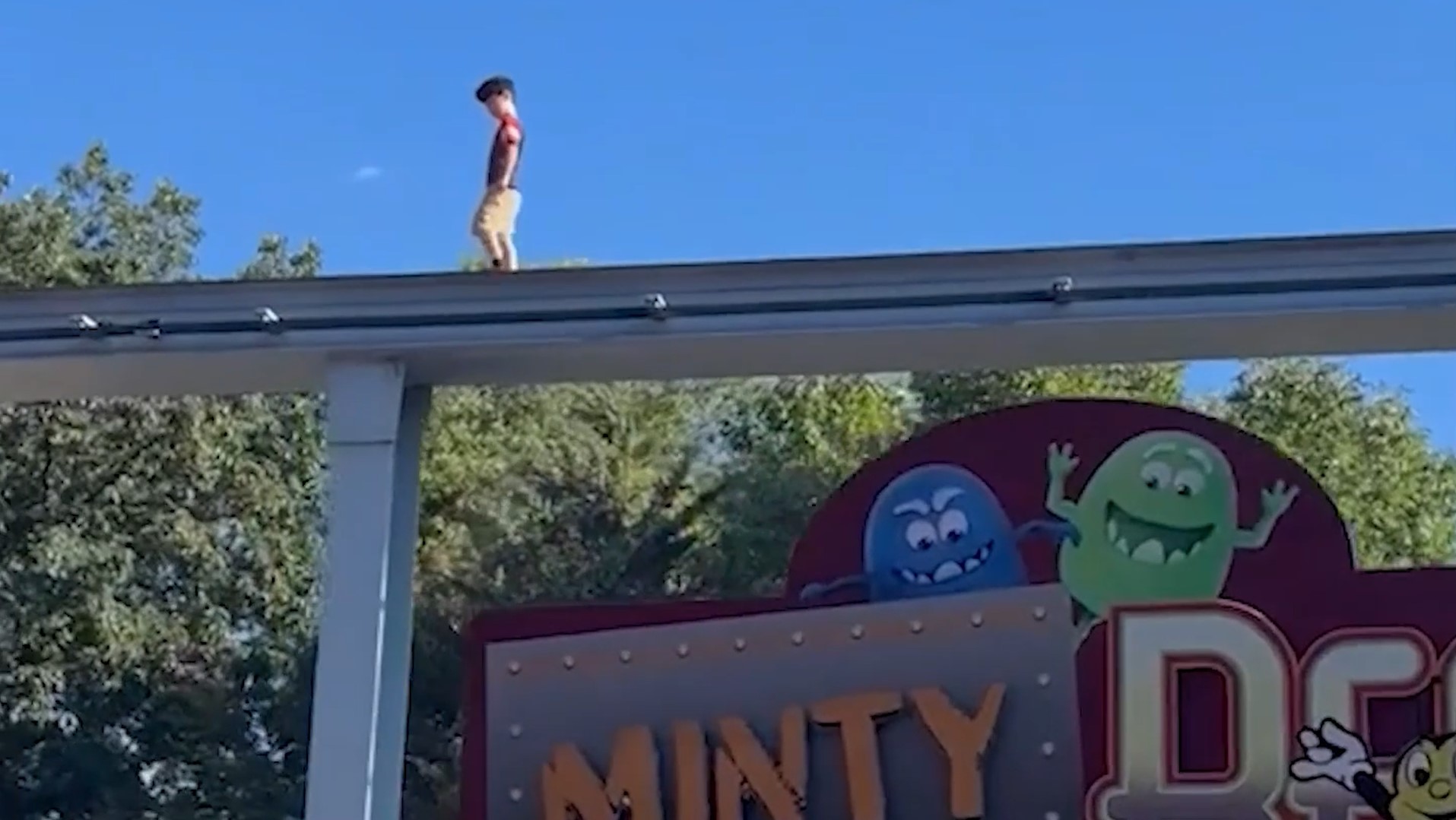 Herói resgata menino que caminhava pelos trilhos de brinquedo em parque aquático