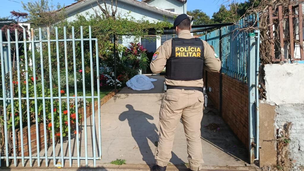 Jovem de apenas 27 anos é encontrada morta no pátio de casa
