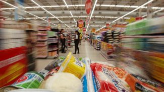 Apesar dos juros, consumo das famílias foi motor da economia no 2º tri Apesar dos juros, consumo das famílias foi motor da economia no 2º tri