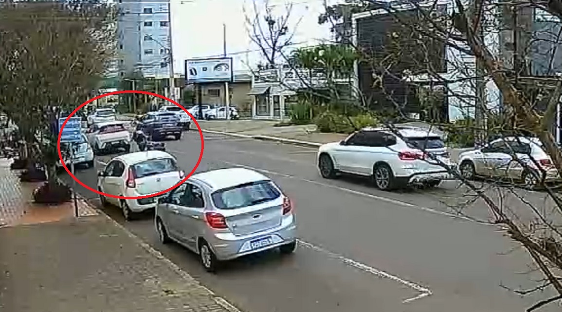 Colisão entre carro e moto na Rua Rio de Janeiro é registrada por câmera