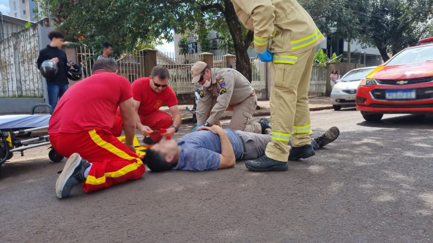 Pai e filho caem de moto após carro frear bruscamente no Centro de Cascavel