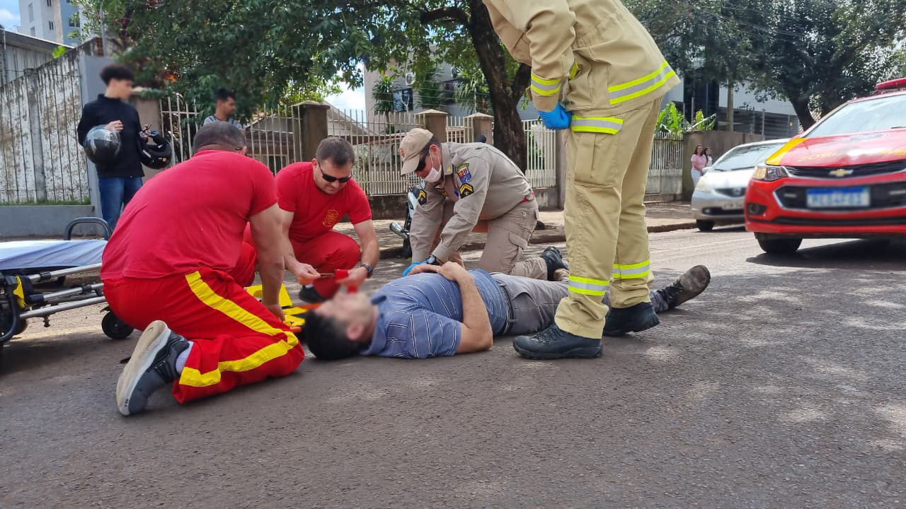 Pai e filho caem de moto após carro frear bruscamente no Centro de Cascavel