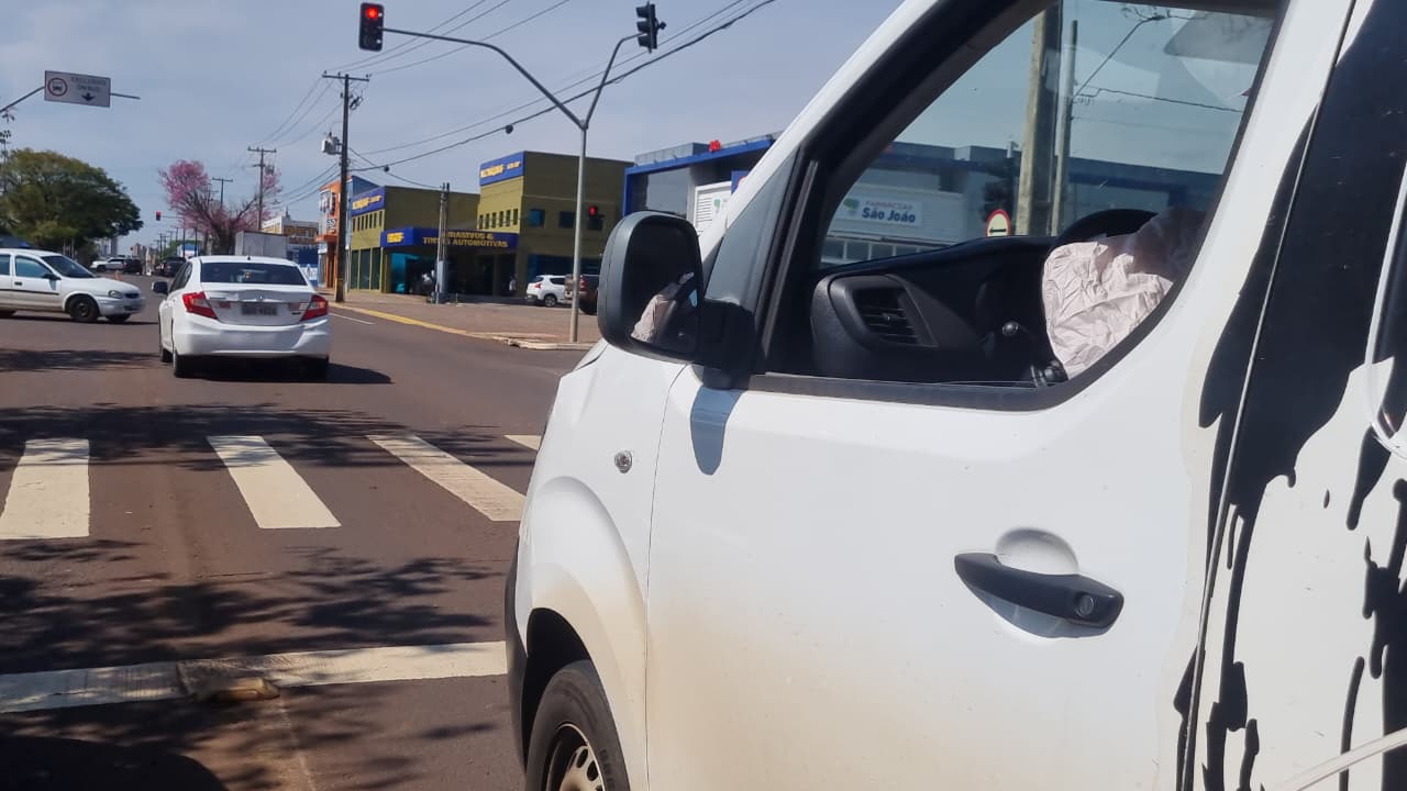 Ducato bate contra traseira de Civic na Avenida Tancredo Neves