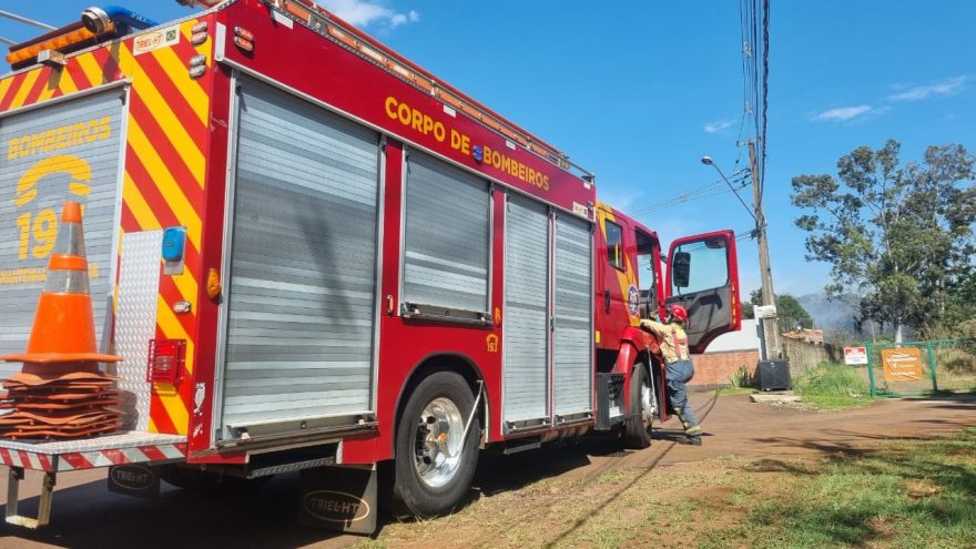 Corpo de Bombeiros combate incêndio na Rua Furnas