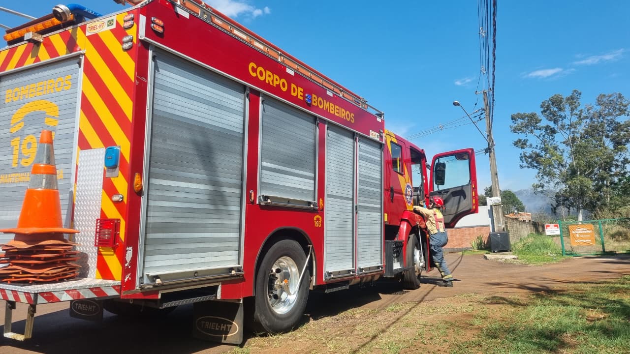 Corpo de Bombeiros combate incêndio na Rua Furnas