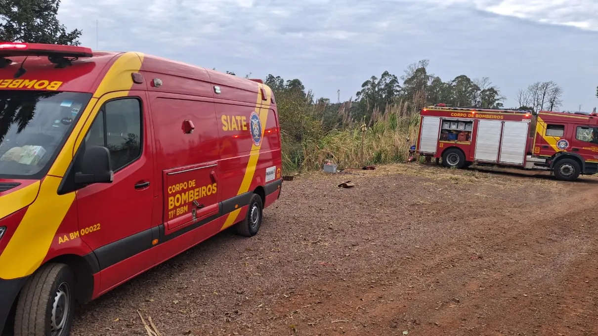 Funcionária dá ré, cai com veículo em barranco com 25 metros e mobiliza bombeiros