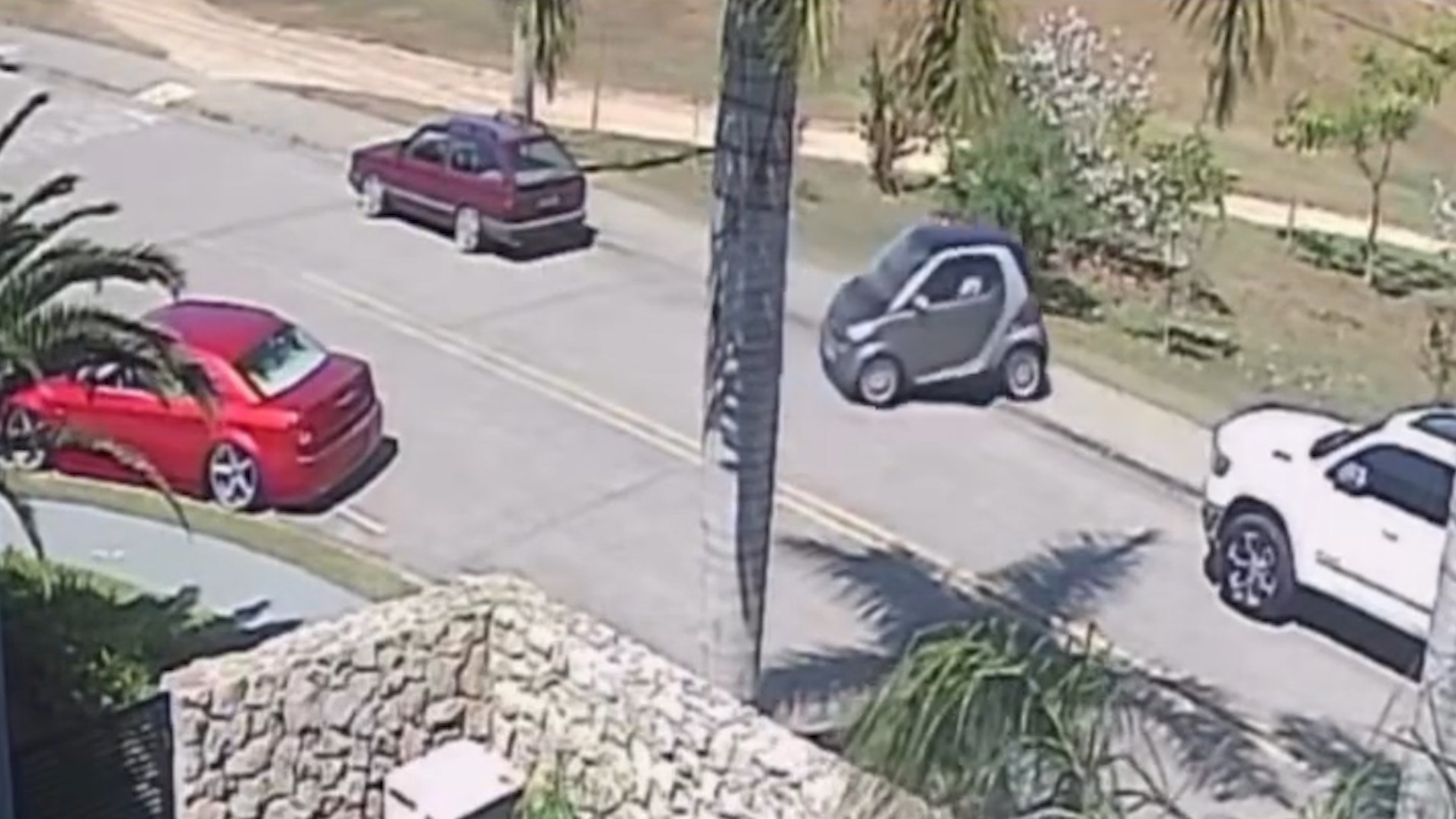 Vaga para três, drama para um: motorista luta para estacionar Smart e quase cai em lago