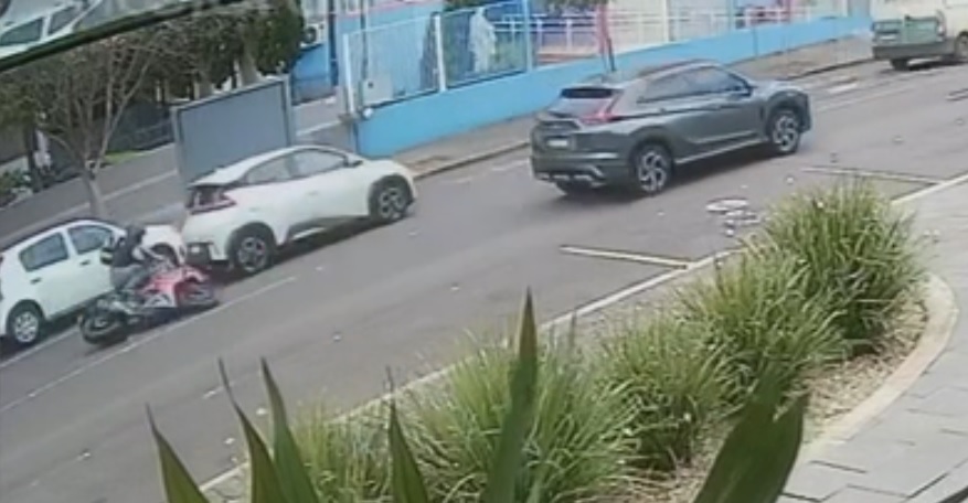 Por outro ângulo: veja como ocorreu o acidente entre carro e moto na Rua Rio de Janeiro