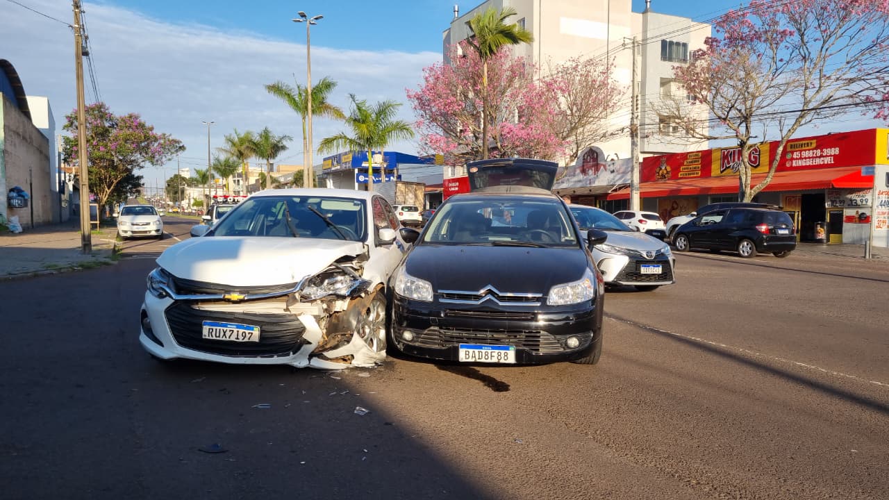 Condutora e filhas saem ilesas de colisão na Avenida Brasil