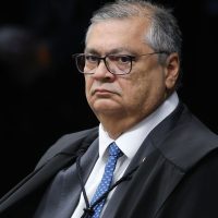 Imagem referente a PF indicia mulher que tentou agredir Flávio Dino durante voo