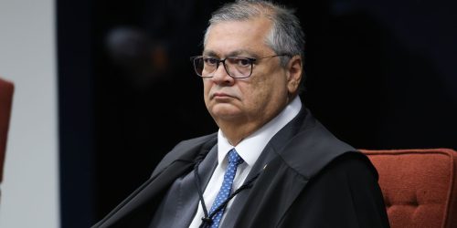 PF indicia mulher que tentou agredir Flávio Dino durante voo Imagem referente a PF indicia mulher que tentou agredir Flávio Dino durante voo