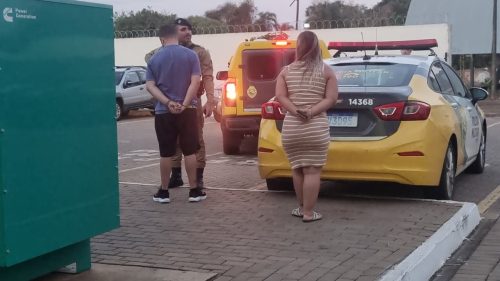 Golpe do bilhete premiado: Polícia prende quatro em hotel com dinheiro e documentos falsos Imagem referente a Golpe do bilhete premiado: Polícia prende quatro em hotel com dinheiro e documentos falsos