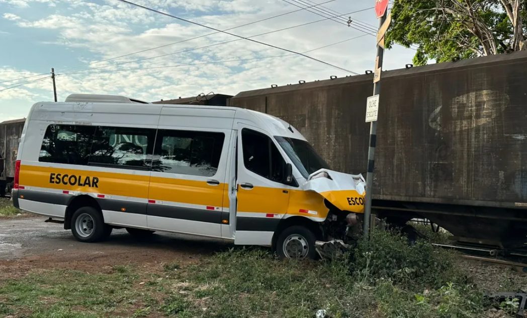 Van escolar se envolve em acidente e deixa uma pessoa ferida