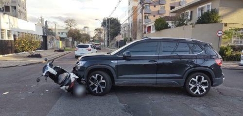 Jovem motociclista é atropelada por SUV e levada ao hospital