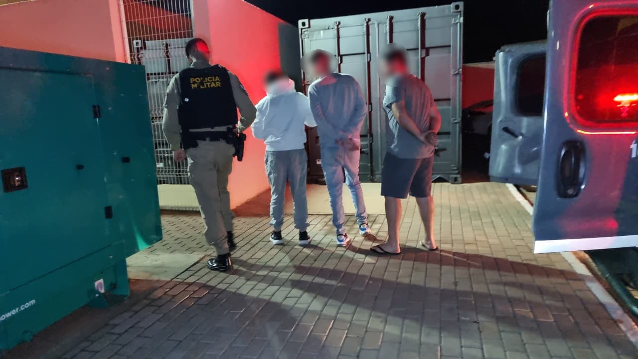 Trio é detido por suspeita de envolvimento em estelionato; Cerca de R$ 15 mil são apreendidos
