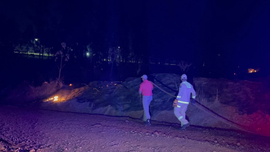 Incêndio ambiental é registrado na PR-486 em Cascavel