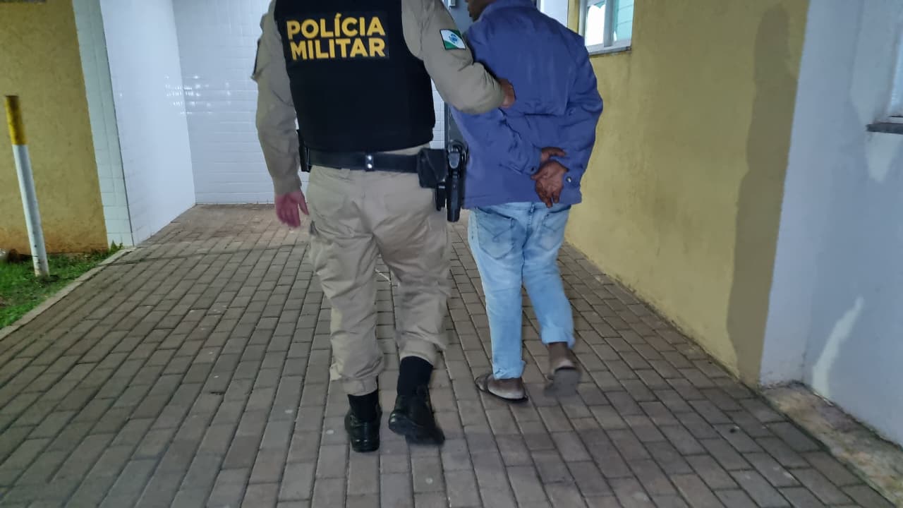 Ao ver PM, homem tenta jogar maconha fora, mas acaba detido no Ciro Nardi