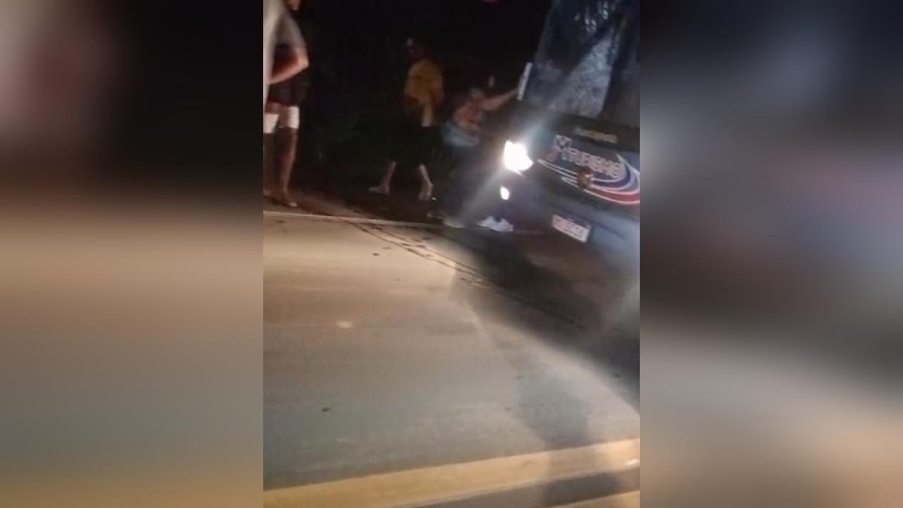 Mulher é atropelada por ônibus na BR-101