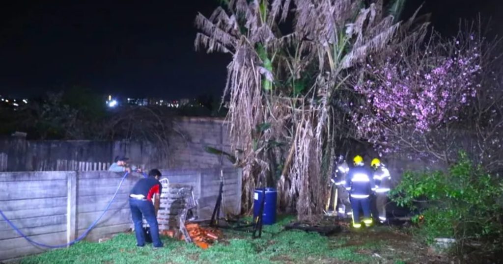 Morador coloca fogo em entulho, chamas se espalham e Bombeiros são acionados