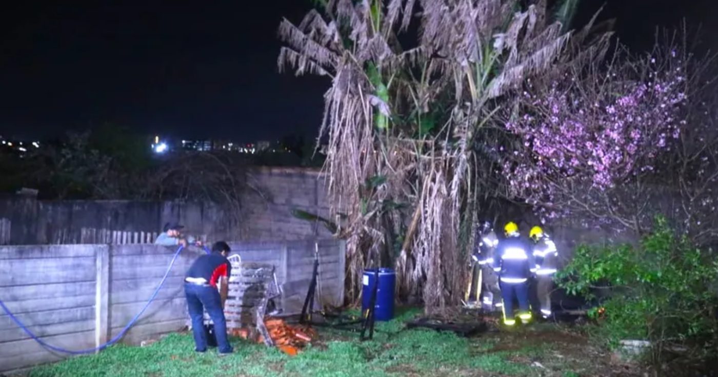 Morador coloca fogo em entulho, chamas se espalham e Bombeiros são acionados