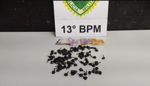 Suspeito é flagrado com 80 buchas de cocaína ao lado de escola e igreja