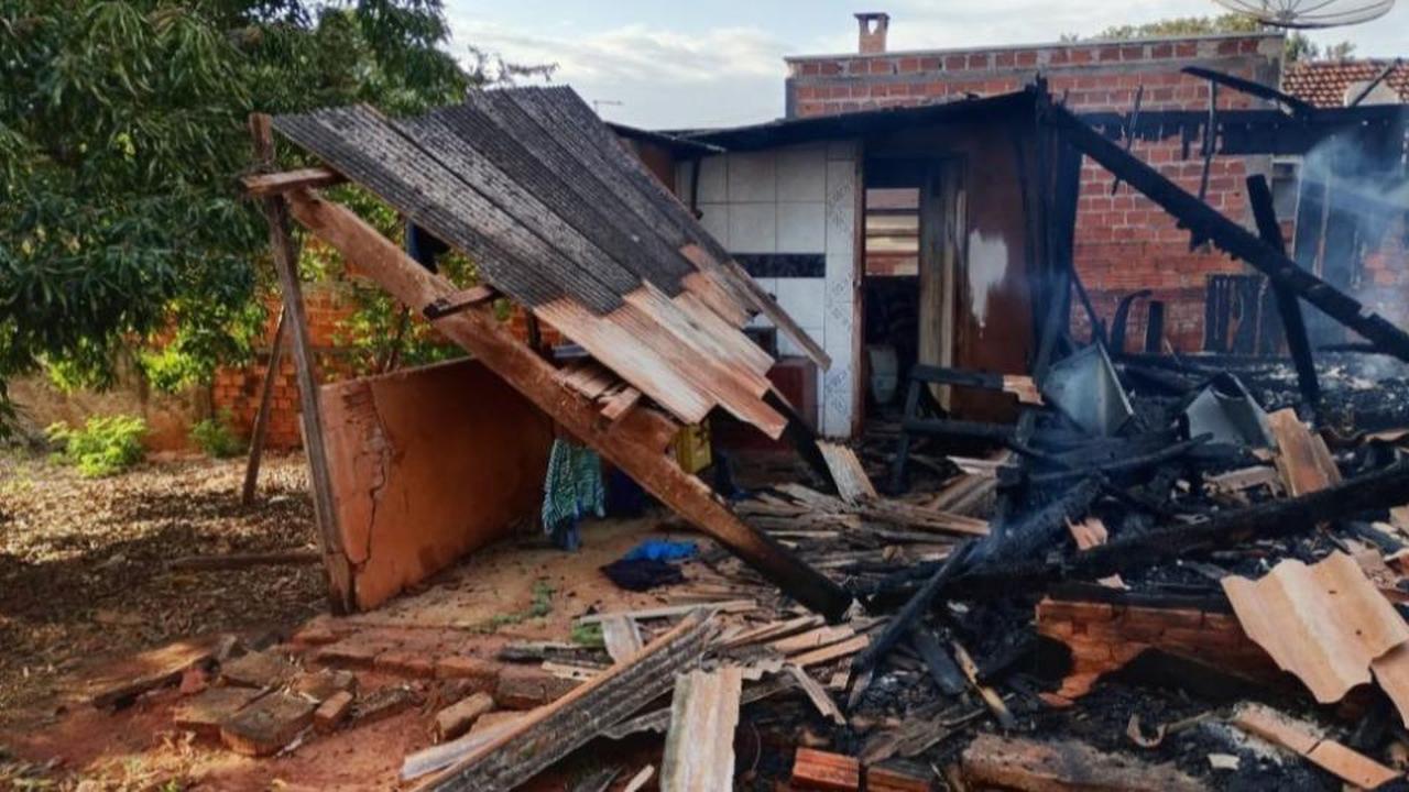 Cadeirante morre carbonizado após casa de madeira pegar fogo no Paraná