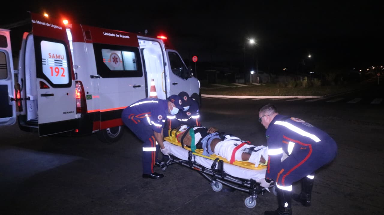 Motociclista tem perna fraturada após batida violenta com carro em Ponta Grossa