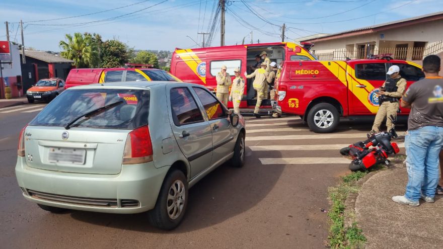 Mulher sem capacete em veículo elétrico sofre ferimentos graves após acidente com Palio