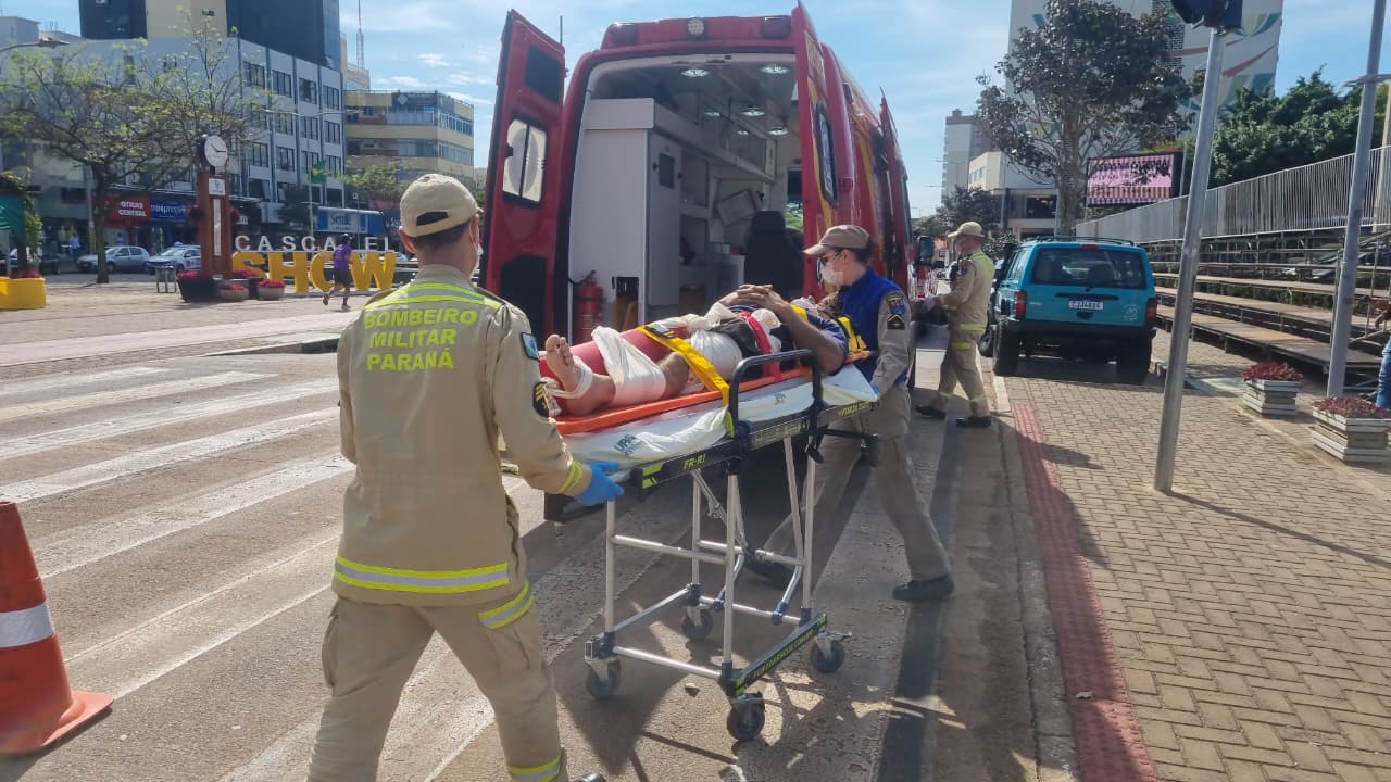 Estrutura do desfile de 7 de Setembro cai e atinge trabalhador na Avenida Brasil