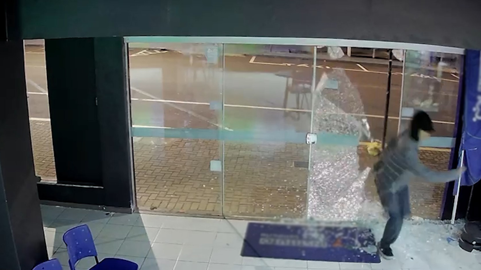 Criminoso quebra porta de loja e furta caixa de som no Centro de Cascavel