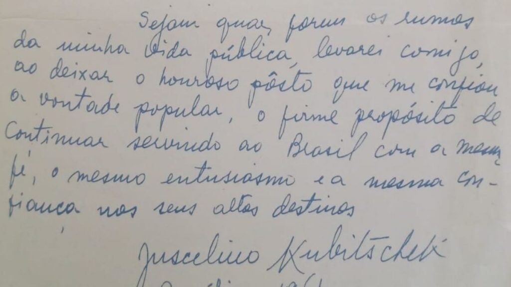 Carta escrita por Juscelino Kubitschek é encontrada por estagiária dentro de livro em museu