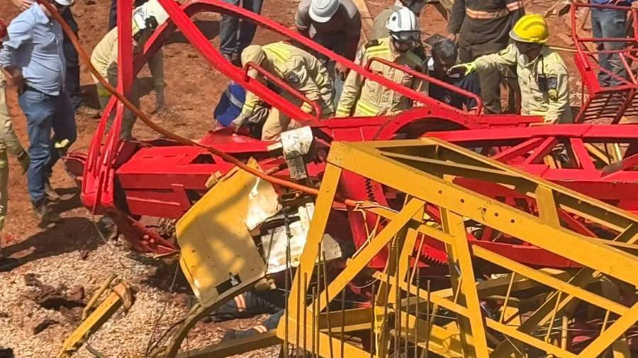 Guindaste cai em obra e trabalhador é atingido em Cascavel Guindaste cai em obra e trabalhador é atingido em Cascavel