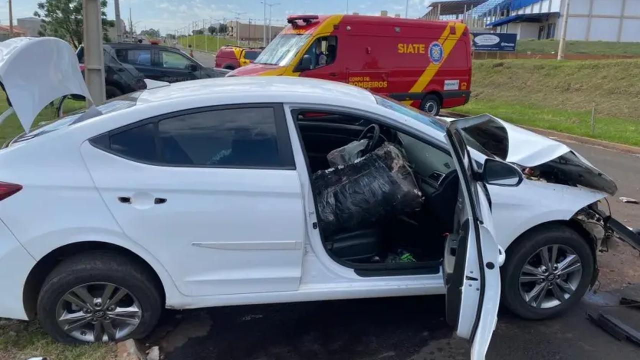 Carro carregado de maconha bate durante perseguição policial e motorista fica ferido Carro carregado de maconha bate durante perseguição policial e motorista fica ferido