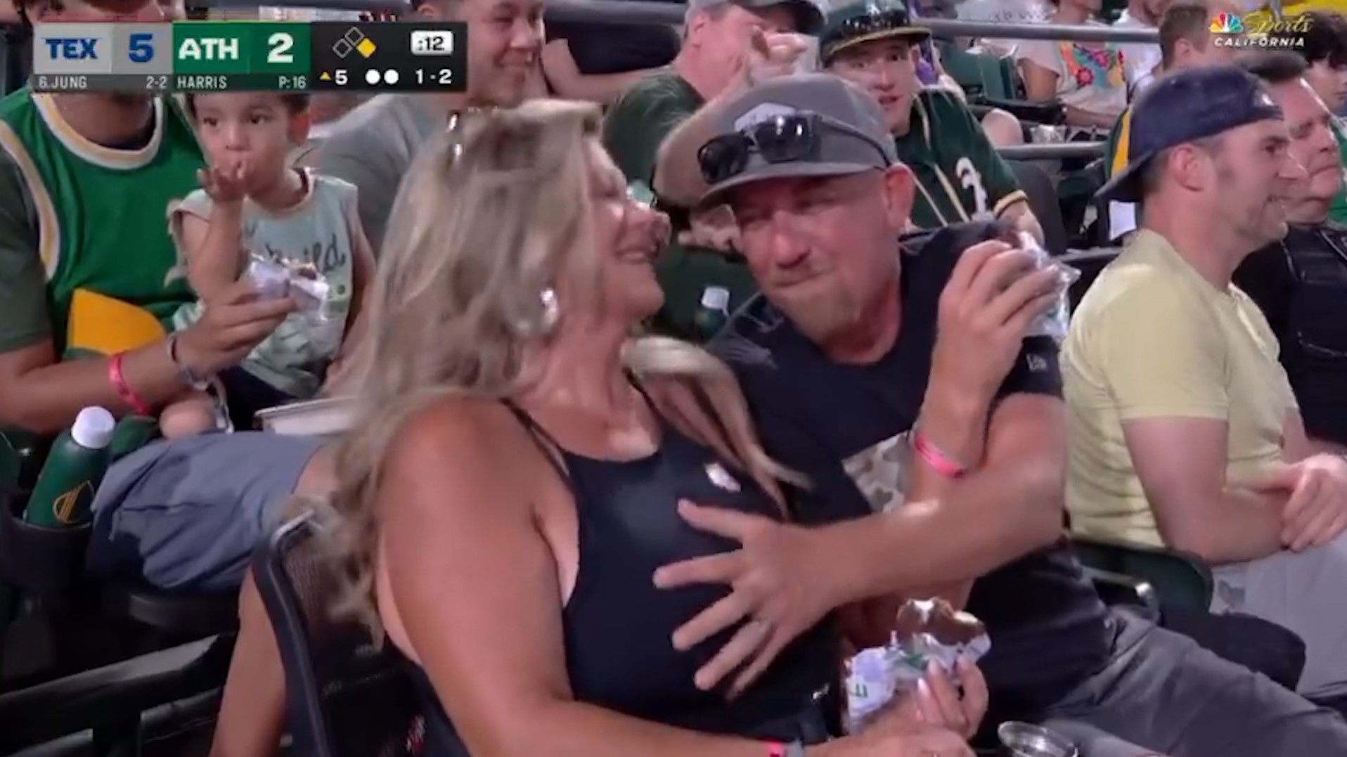 Torcedor causa constrangimento ao fazer gesto sexual durante transmissão de jogo da MLB Torcedor causa constrangimento ao fazer gesto sexual durante transmissão de jogo da MLB