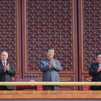 China faz desfile do Dia da Vitória e promete desenvolvimento pacífico Imagem referente a China faz desfile do Dia da Vitória e promete desenvolvimento pacífico