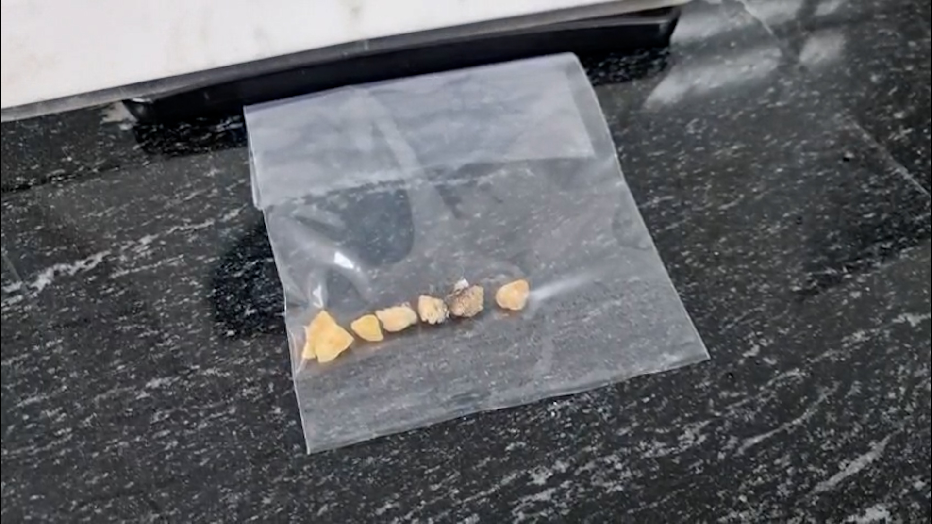 Homem é flagrado com 6 pedras de crack na praça do Migrante em Cascavel Homem é flagrado com 6 pedras de crack na praça do Migrante em Cascavel
