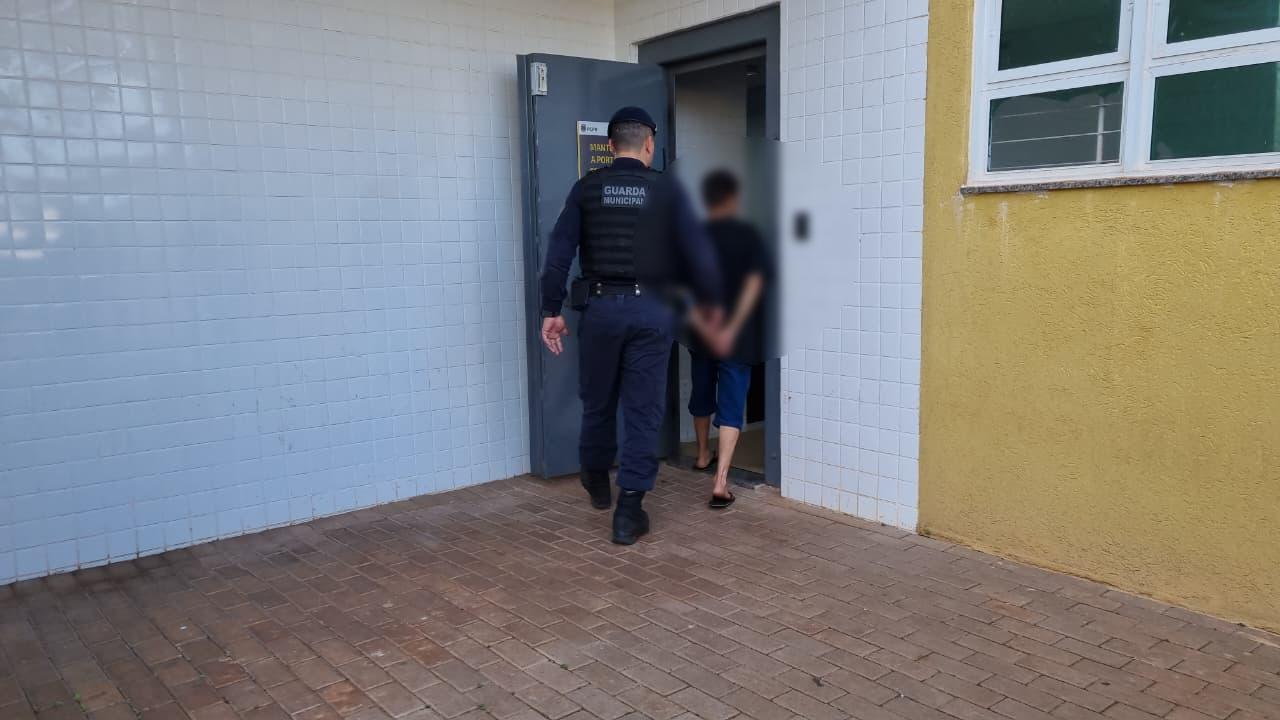 Suspeito de ter furtado celular de trabalhador no Centro é detido pela GM Suspeito de ter furtado celular de trabalhador no Centro é detido pela GM