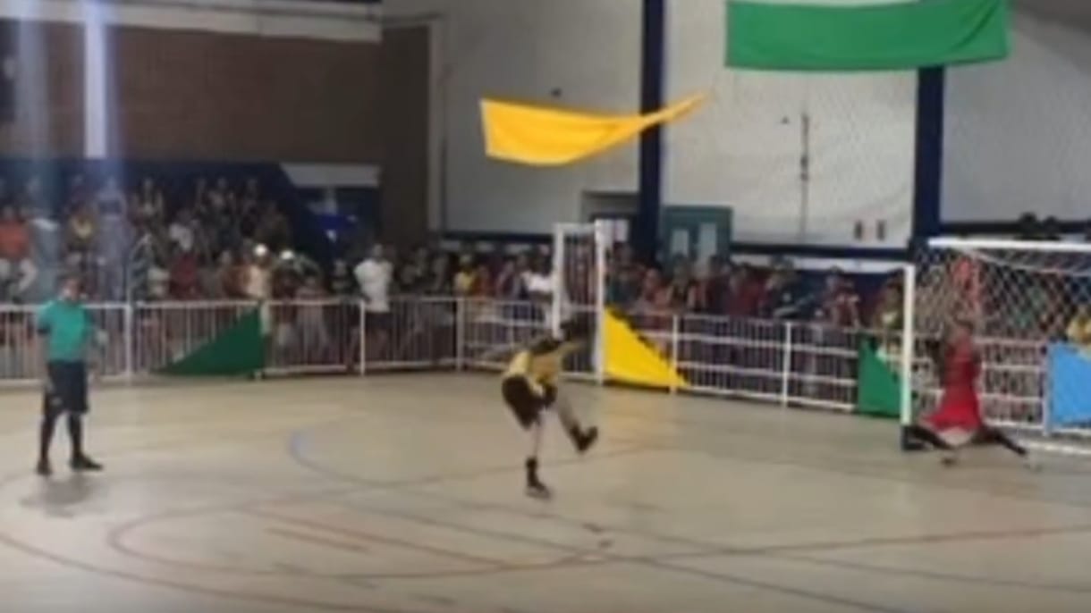 Goleiro morre após ser atingido por bolada em cobrança de pênalti Goleiro morre após ser atingido por bolada em cobrança de pênalti