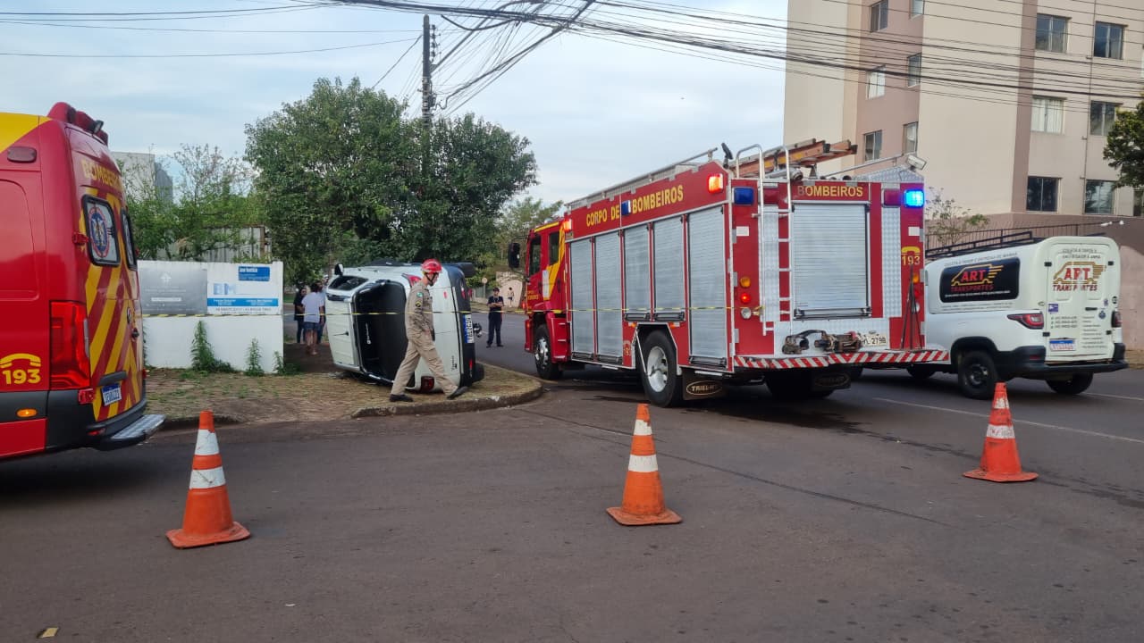 Fiat Toro tomba após colisão com BMW no São Cristóvão Fiat Toro tomba após colisão com BMW no São Cristóvão