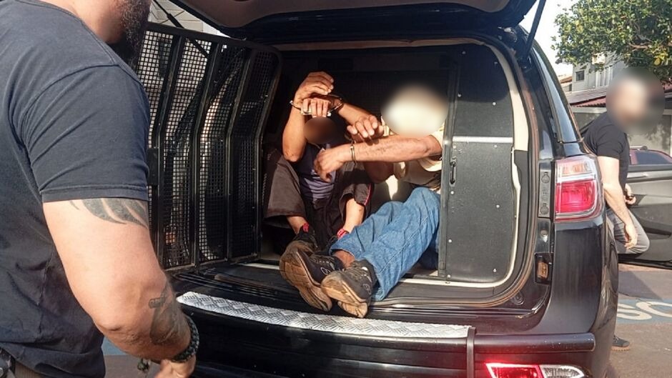 Na cadeia! Polícia prende dupla suspeita de matar jovem em frente à conveniência