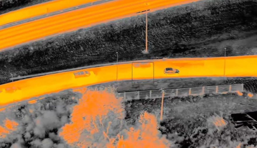 Imagens aéreas mostram caminhonetes em fuga; Ação mobilizou grande aparato da PM