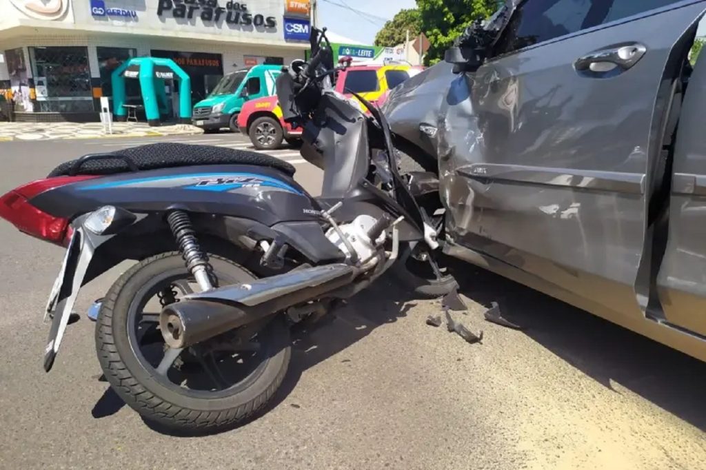 Biz fica cravada em carro após colisão e deixa motociclista ferida em Umuarama