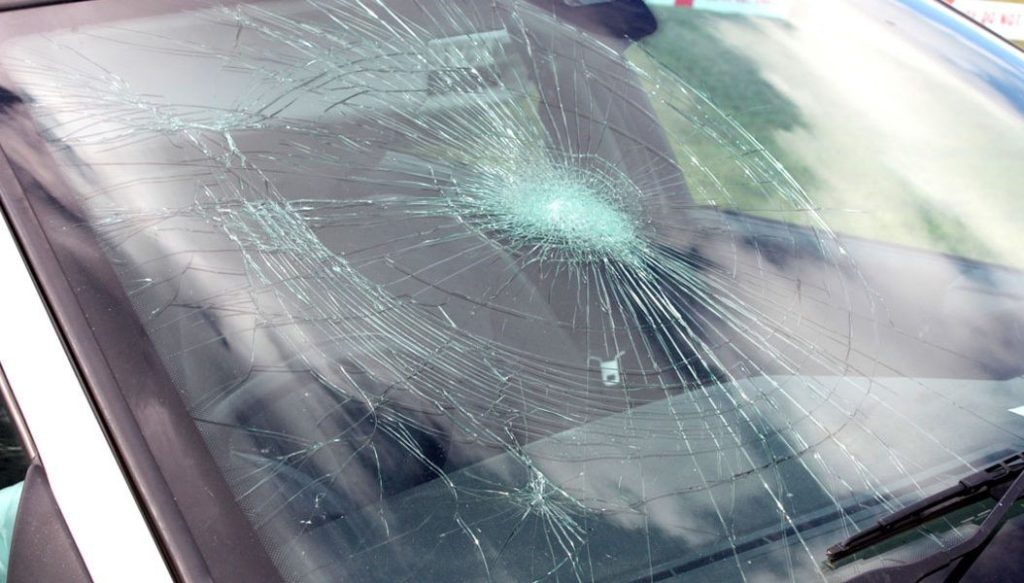 Jovem destrói vidros do carro dos pais com paver após discussão