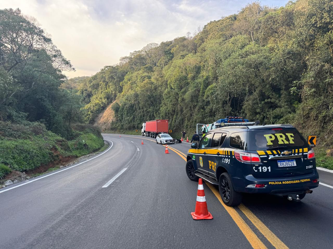Carro e caminhão batem na Serra da Esperança e deixam BR-277 parcialmente interditada