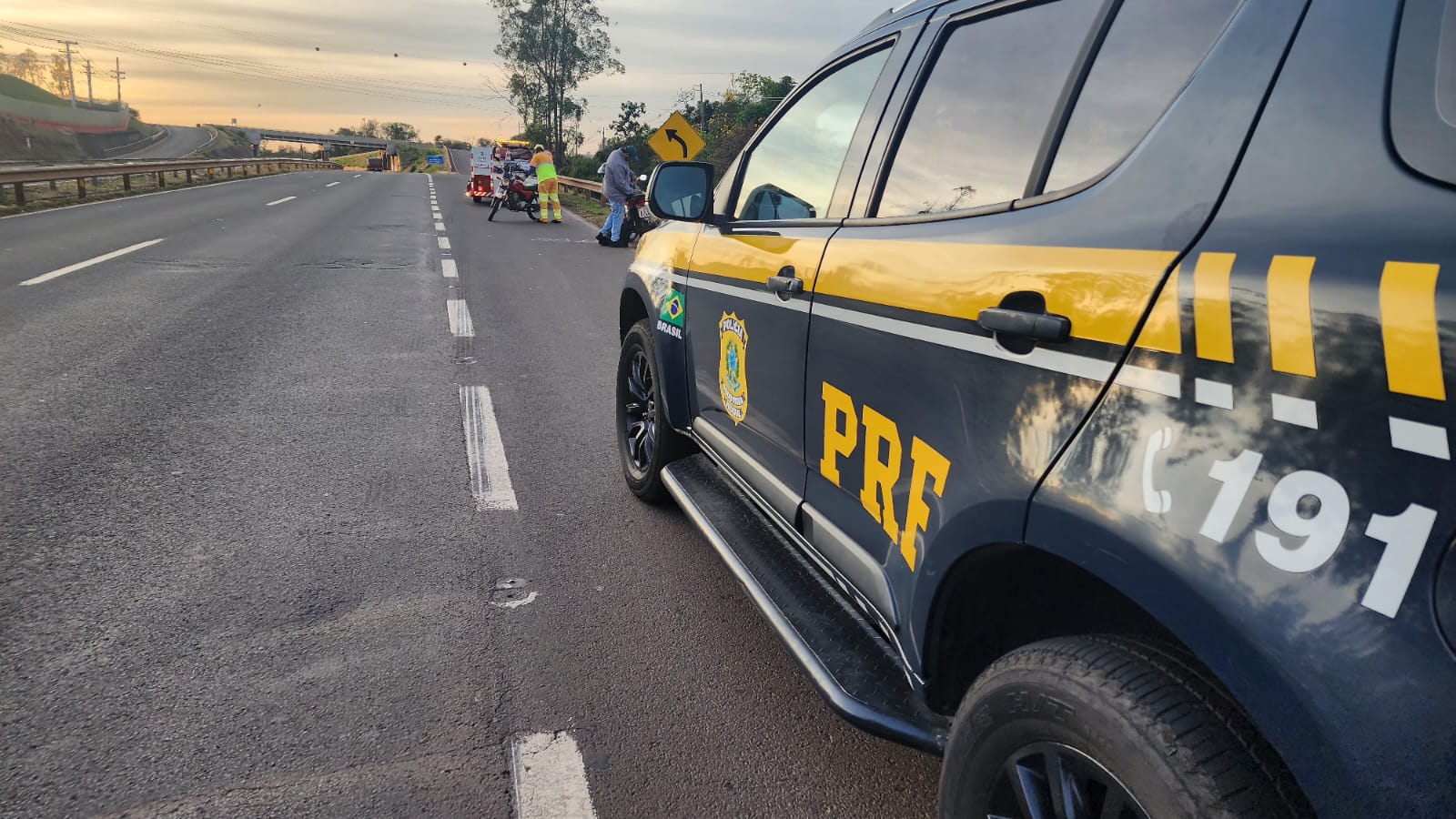 Motociclista fica ferida após atropelar cachorro na rodovia