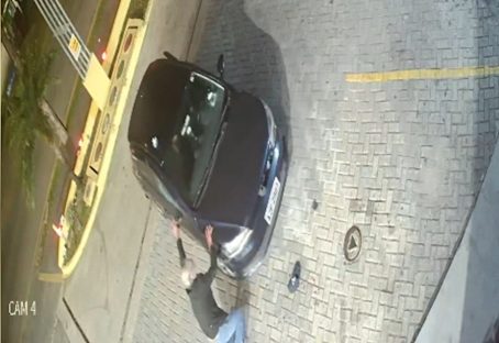 Vídeo mostra policial aposentando sendo baleado ao reagir a assalto em posto de combustíveis