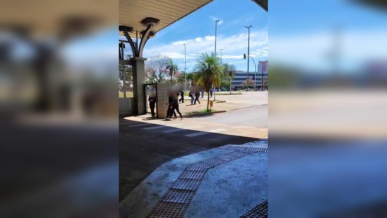 Adolescentes burlam catracas em terminais e entram por passagem de ônibus sem pagar