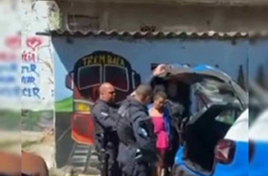 Criança especial morta: Mãe é presa após vizinhos descobrirem corpo da filha de 7 anos em decomposição