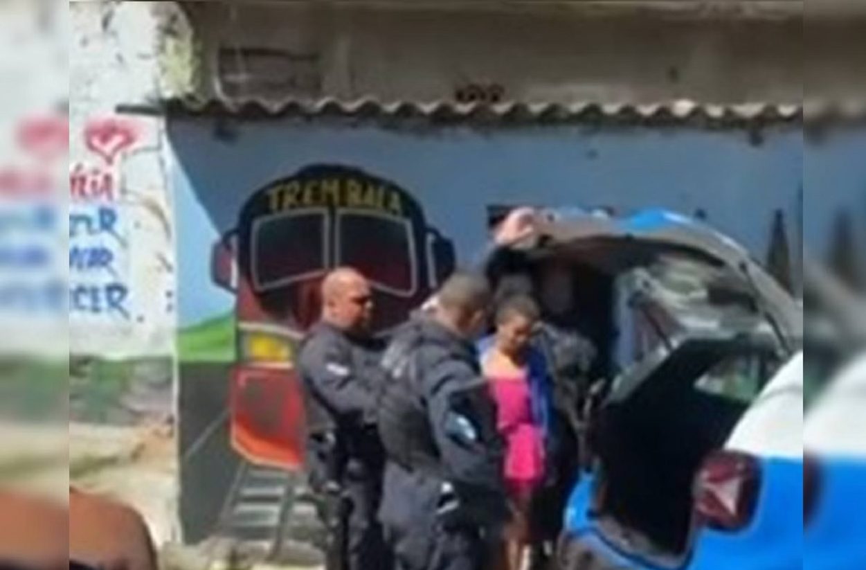 Criança especial morta: Mãe é presa após vizinhos descobrirem corpo da filha de 7 anos em decomposição